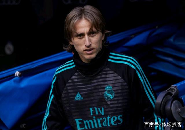 当詹姆斯持球背身单打则吸引三人夹击