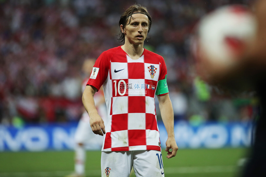 巴萨全队泡澡庆祝：75天18场不败+少赛1场仍力压皇马 弗里克封神